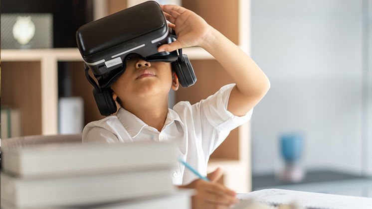 Optimizing Immersive Learning: VR Headsets vs. zSpace Laptops